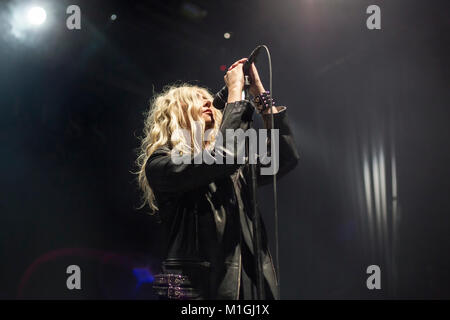 Norvège, Oslo - le 17 novembre 2017. Le groupe de rock The Pretty Reckless effectue un concert live à Oslo Sentrum Scene. Ici la chanteuse Taylor Momsen est vu sur scène. (Photo crédit : Gonzales Photo - Terje Dokken). Banque D'Images