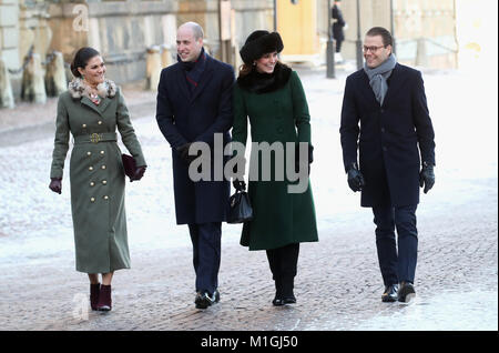 Le duc et la duchesse de Cambridge, accompagné par la Princesse Victoria (à gauche) et le Prince Daniel de Suède (à droite), promenade à travers les rues pavées de Stockholm du Palais Royal au Musée Nobel le premier jour de leur visite en Suède. Banque D'Images
