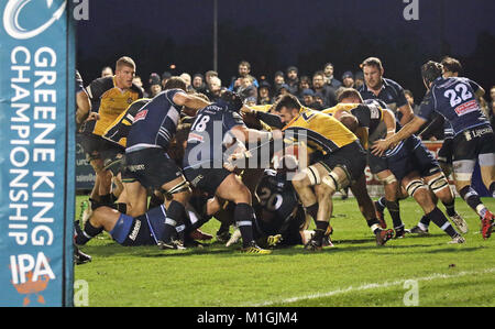 Action de la Greene King IPA Championship match de rugby entre le 3ème placé Bedford Blues et d'Ealing, en ce moment à Trailfinders 2ème, à Goldington Road, Bedford, devant une foule de 3 401. Score final 23-24 Bedford Bedford Blues Ealing dispose d''Ealing, où Trailfinders : Bedford, Royaume-Uni Quand : 30 Déc 2017 Crédit : WENN.com Banque D'Images