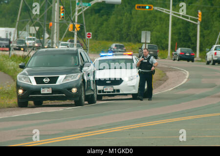 MONCTON, CANADA - Le 15 août 2016 : l'arrêt de la police locale un chauffard sur un boulevard principal Banque D'Images