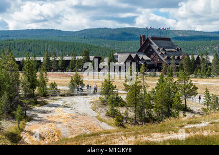 Les touristes observent un printemps chaud en face de l'Old Faithful Lodge. Le Parc National de Yellowstone, Wyoming, USA Banque D'Images