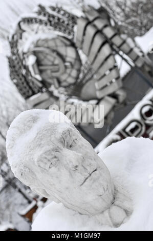 Parc Monument tombé aussi connu comme Parc Muzeon des Arts avec des reliques de l'Union soviétique (URSS). Banque D'Images