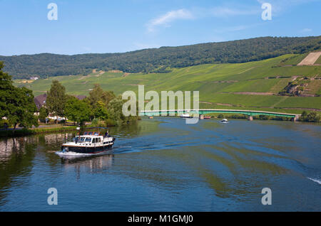 Bateaux sur la rivière Moselle à Piesport, Moselle, Rhénanie-Palatinat, Allemagne, Europe Banque D'Images