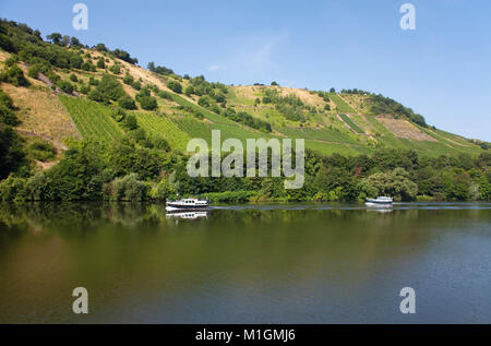 Bateaux sur la rivière Moselle à Piesport, Moselle, Rhénanie-Palatinat, Allemagne, Europe Banque D'Images