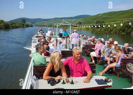 Les touristes profitant d'une excursion en bateau sur la rivière Moselle, Lieser, Moselle, Rhénanie-Palatinat, Allemagne, Europe Banque D'Images