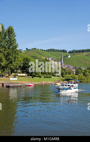 Croisière en bateau à moteur sur la rivière Moselle, derrière l'église Saint Maternus de vin village Uerzig, Moselle, Rhénanie-Palatinat, Allemagne, Europe Banque D'Images