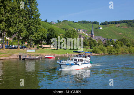 Croisière en bateau à moteur sur la rivière Moselle, derrière l'église Saint Maternus de vin village Uerzig, Moselle, Rhénanie-Palatinat, Allemagne, Europe Banque D'Images