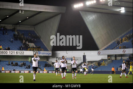 Cameron Jerome (au centre) du comté de Derby applaudit les fans à la fin du match lors du championnat Sky Bet à la Den, Londres. APPUYEZ SUR ASSOCIATION photo. Date de la photo: Mardi 30 janvier 2018. Voir PA Story SOCCER Millwall. Le crédit photo devrait se lire comme suit : John Walton/PA Wire. RESTRICTIONS : aucune utilisation avec des fichiers audio, vidéo, données, listes de présentoirs, logos de clubs/ligue ou services « en direct » non autorisés. Utilisation en ligne limitée à 75 images, pas d'émulation vidéo. Aucune utilisation dans les Paris, les jeux ou les publications de club/ligue/joueur unique. Banque D'Images