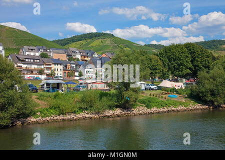 Terrain de camping à la Riverside de Zeltingen-Rachtig, Moselle, Rhénanie-Palatinat, Allemagne, Europe Banque D'Images