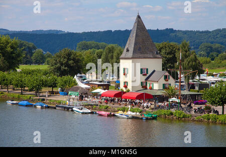 Vieille tour de ferry, monument de la Moselle, à l'extérieur du village Bullay gastronomie, Moselle, Rhénanie-Palatinat, Allemagne, Europe Banque D'Images