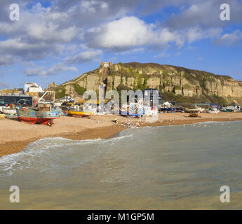 La vieille ville de Hastings Stade, mouettes et bateaux de pêche sur la plage des pêcheurs, Rock-a-Nore, East Sussex, UK Banque D'Images