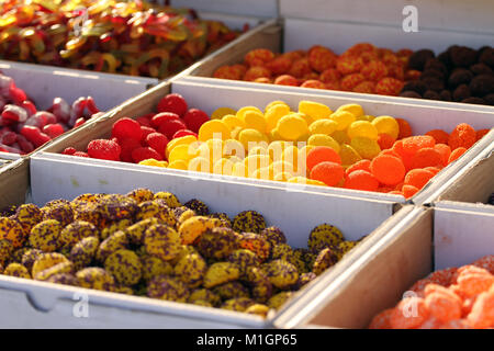 Les friandises. Variété de bonbons sur un marché. Divers de bonbons de sucre coloré . Focus sélectif. Banque D'Images