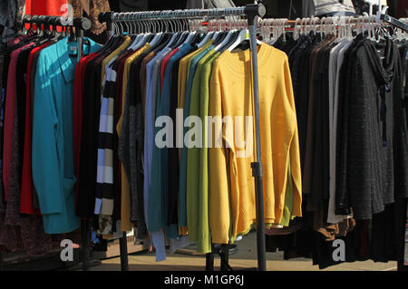 Marché des vêtements outdoor dans une rue de Pernik, Bulgarie -jan 27, 2018. Vêtements de seconde main ou de nouveaux vêtements. Sales Banque D'Images