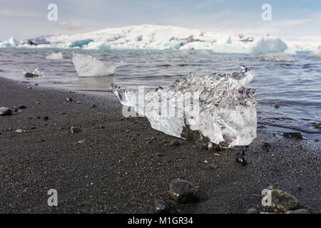 Un iceberg sur la plage glaciaire Jokulsarlon, le sud de l'Islande. Banque D'Images