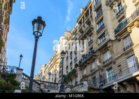 Low angle view of-opulent, bâtiments de style Haussmannien à dans le quartier chic de Paris, avec une période des lumières de rue au premier plan contre Banque D'Images