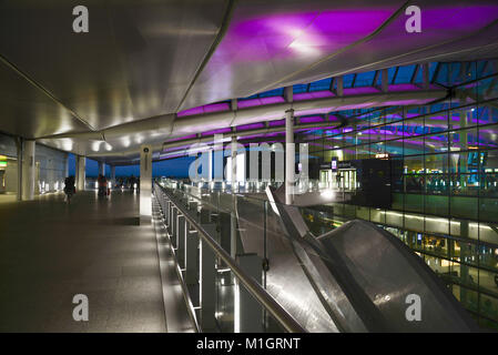 Heathrow terminal 2 avec 'Lipstream' une sculpture de Richard Wilson Banque D'Images