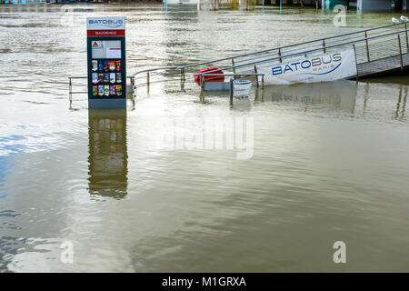 Paris, France - 26 janvier 2018 : La station de Beaugrenelle de la navette en bateau public "Batobus" sur la Seine se fait inaccessible par le r Banque D'Images