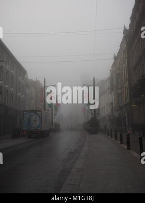 Les banlieusards fraient leur chemin à travers le brouillard matinal sur Cardiff, Pays de Galles, rue Mary Banque D'Images