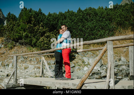 Portrait d'un homme et d'une femme en serrant l'amour par une belle journée ensoleillée. Banque D'Images