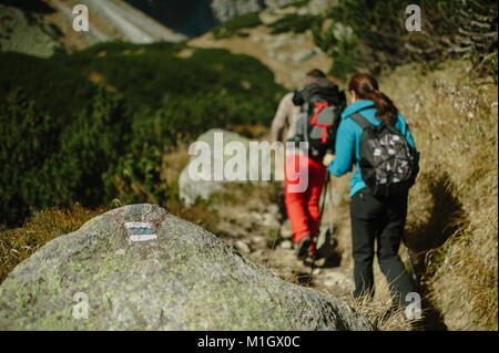 Les randonneurs randonnée en montagne sur une journée ensoleillée. Banque D'Images