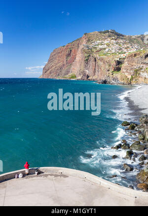 Madère Madère portugal pêche homme de pointe avec vue vers Cabo Girao de Camara de Lobos côte sud de Madère, Portugal, Union européenne, Europe Banque D'Images