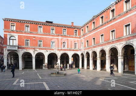 Campo San Giacomo di Rialto, San Polo, Venise, Vénétie, Italie avec Il Gobbo di Rialto ou le Bossu de Rialto, à l'extrémité Banque D'Images