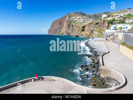 Madère Madère portugal pêche homme de pointe avec vue vers Cabo Girao de Camara de Lobos côte sud de Madère, Portugal, Union européenne, Europe Banque D'Images