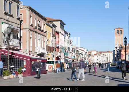 Scène de rue à Corso del Popolo, Chioggia, Venise, Vénétie, Italie, la rue principale de la port de pêche sur la lagune de Venise où il s'ouvre à l'annonce Banque D'Images