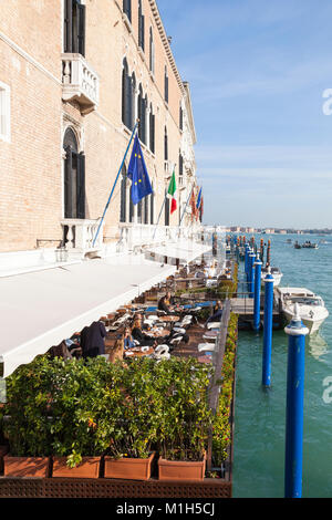 Les gens à manger sur la terrasse de l'hôtel Gritti Palace de luxe donnant sur le Grand Canal, San Marco, Venise, Vénétie, Italie Banque D'Images