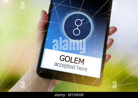 L'argent virtuel cryptocurrency sur l'écran du smartphone dans une main - Golem accepté ici Banque D'Images