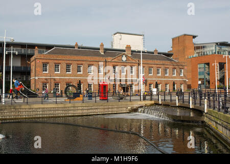 Centre commercial GUNWHARF QUAYS avec l'Ancienne Douane Public House à Portsmouth, Hampshire, Angleterre et personnes marchant autour. Banque D'Images