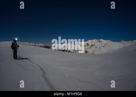 La neige sur les Alpes illuminée par la lune, objectif fisheye. Une longue exposition à la pinéa floue à vue, nuit d'activités de plein air. Banque D'Images