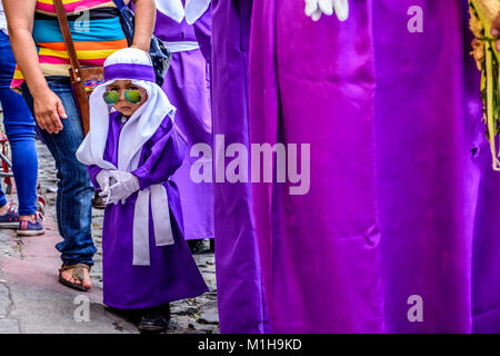 Antigua, Guatemala - Mars 20, 2016 : Garçon en robe de bure dans la procession des Rameaux en ville avec la plupart des célébrations de la Semaine sainte célèbre en Amérique latine Banque D'Images