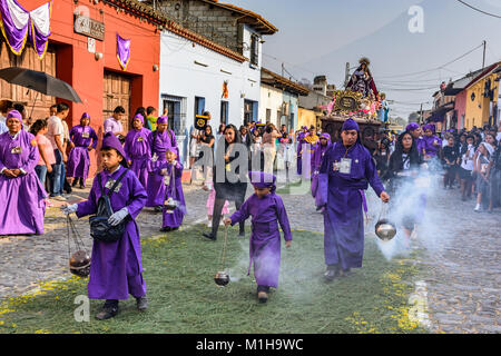 Antigua, Guatemala - Mars 24, 2016 : Pénitents nettoyer avec de la fumée d'encens en procession le Jeudi Saint célèbre dans la ville avec des célébrations de la Semaine Sainte Banque D'Images