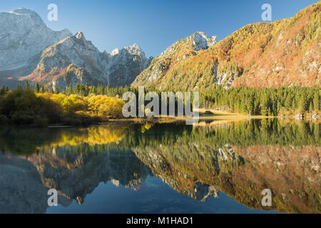 Lac de montagne Fusine en automne avec la réflexion, le lac de Fusine, Italie Banque D'Images