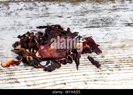 L'hibiscus séché sur une vieille table en bois blanc Banque D'Images