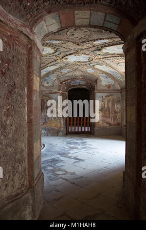 Salle souterraine dans le château de Ploskovice illuminée par la lumière du jour tombant par la fenêtre. Sur les murs il y a des peintures d'époque. Banque D'Images