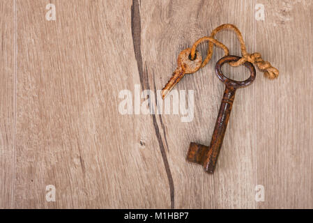 Old rusty touches sur une corde sur fond de bois, de l'espace texte Banque D'Images