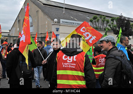 Les manifestants se rassemblent à des ateliers SNCF pour protester contre la réforme du droit du travail, Oullins, France Banque D'Images