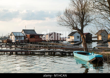 Une photo à partir de la Hongrie, à partir d'un endroit appelé Bokod. Les populations locales ont des chalets en bois sur les pylônes sur le lac voisin. Banque D'Images