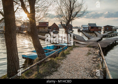 Une photo à partir de la Hongrie, à partir d'un endroit appelé Bokod. Les populations locales ont des chalets en bois sur les pylônes sur le lac voisin. Banque D'Images