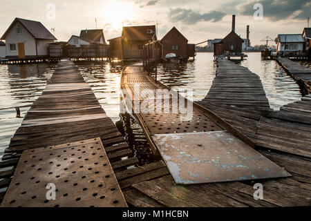 Une photo à partir de la Hongrie, à partir d'un endroit appelé Bokod. Les populations locales ont des chalets en bois sur les pylônes sur le lac voisin. Banque D'Images