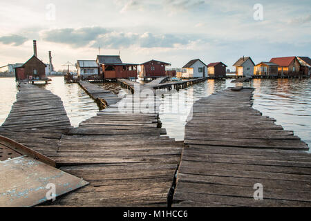 Une photo à partir de la Hongrie, à partir d'un endroit appelé Bokod. Les populations locales ont des chalets en bois sur les pylônes sur le lac voisin. Banque D'Images