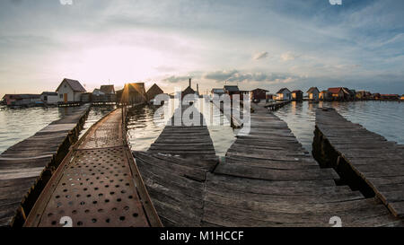 Une photo à partir de la Hongrie, à partir d'un endroit appelé Bokod. Les populations locales ont des chalets en bois sur les pylônes sur le lac voisin. Banque D'Images