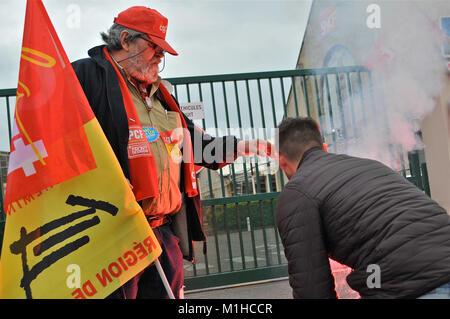 Les manifestants se rassemblent à des ateliers SNCF pour protester contre la réforme du droit du travail, Oullins, France Banque D'Images