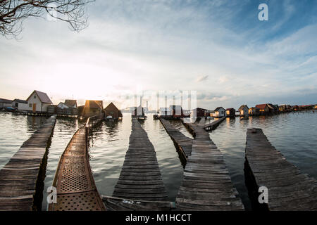 Une photo à partir de la Hongrie, à partir d'un endroit appelé Bokod. Les populations locales ont des chalets en bois sur les pylônes sur le lac voisin. Banque D'Images