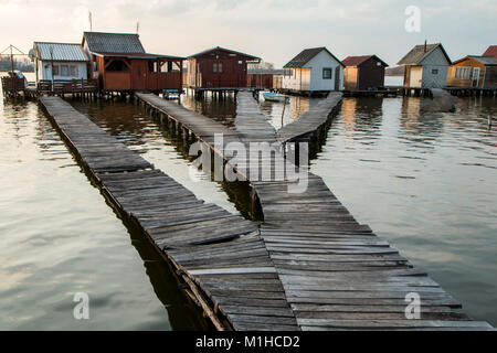 Une photo à partir de la Hongrie, à partir d'un endroit appelé Bokod. Les populations locales ont des chalets en bois sur les pylônes sur le lac voisin. Banque D'Images