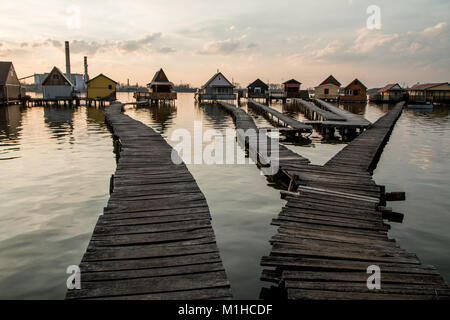 Une photo à partir de la Hongrie, à partir d'un endroit appelé Bokod. Les populations locales ont des chalets en bois sur les pylônes sur le lac voisin. Banque D'Images