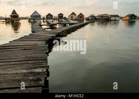 Une photo à partir de la Hongrie, à partir d'un endroit appelé Bokod. Les populations locales ont des chalets en bois sur les pylônes sur le lac voisin. Banque D'Images