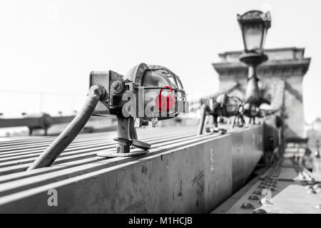 Une photo d'une serrure en forme de coeur rouge suspendu à la lumière sur un pont des Chaînes à Budapest, Hongrie. Lovers tiens à dire, que leur amour est sans fin Banque D'Images